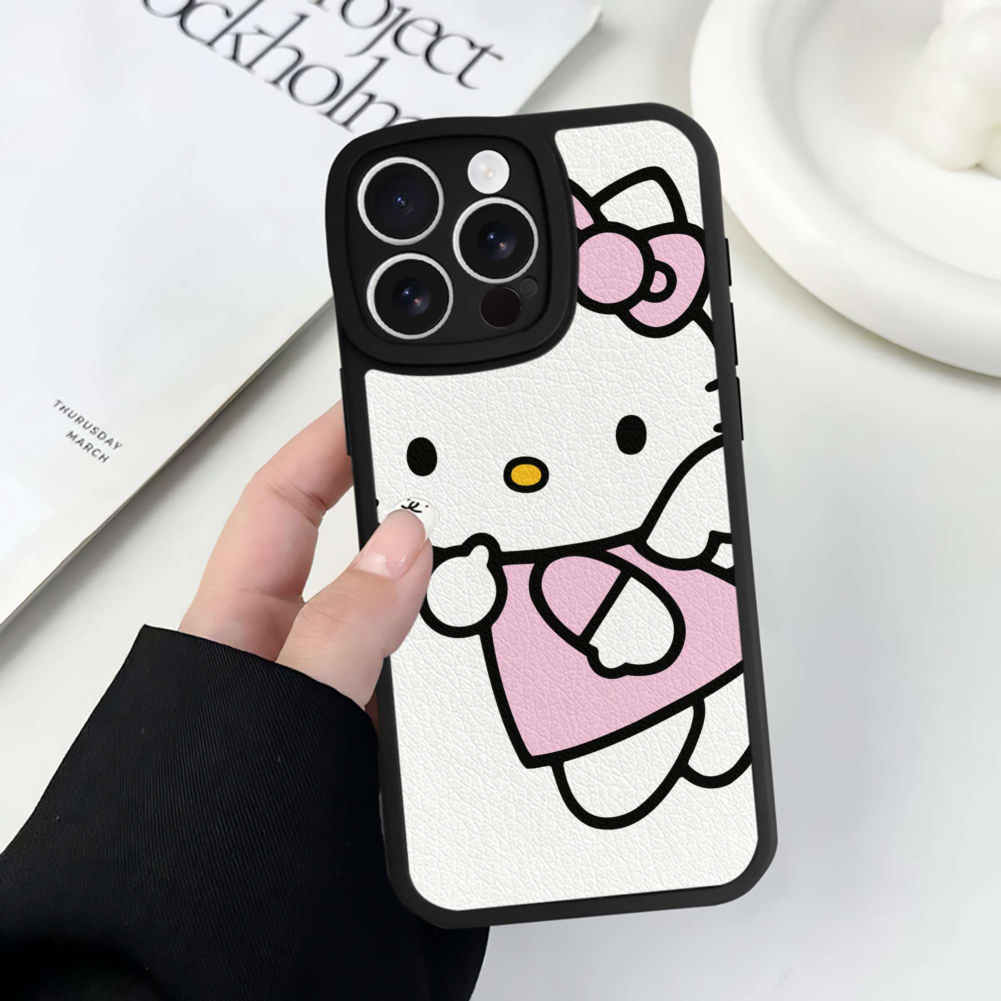 （画像用） Hello Kitty ハローキティ 【iPhone 16シリーズ対応】シリコンスマホケース（レザー調） 材質：シリコン